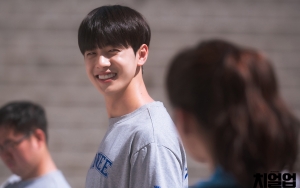 8 Pesona Aktor Rookie Kim Hyun Jin, Bau-bau Jadi Sad Boy di 'Cheer Up'