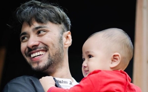 Refal Hady Main Bareng Rafathar-Rayyanza di Disneyland, Senyum Tampan Bikin Meleyot