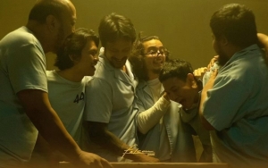 Pemain 'Miracle in Cell No. 7' Rayakan Capaian 3,5 Juta Penonton Bersama 2 Orang Spesial Ini
