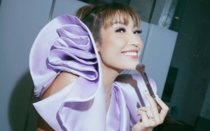 ITA 2022: Ayu Dewi Unggah ‘Surprise’, Pamer Senyum Semringah Saat Pose Kompak Bareng WayV