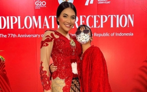 Denada Tak Lagi Tutupi Wajah Aisha Sang Putri Dengan Stiker, Penampilan Berkebaya Curi Atensi