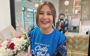 Prilly Latuconsina Bagi-bagi Tas Untuk Para Crew Film Disambut Heboh, Dalam Rangka Apa?