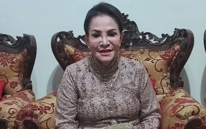 Mpok Atiek Ceritakan Momen Haru Bisa Sentuh Ka'bah, Nyaris Begini