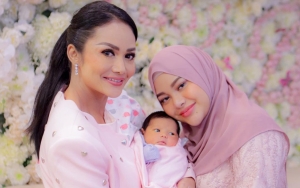 Momen Krisdayanti dan Aurel Hermansyah di Tedak Siten Ameena Ini Sukses Bikin Haru