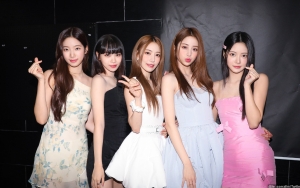Outfit LE SSERAFIM di Festival Musik Universitas Yonsei Tuai Banyak Pujian