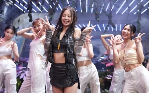 Jennie BLACKPINK Ceria Buat Pose V Saat Perform Lagu 'Shut Down'