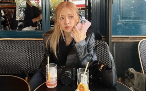 Ternyata Ini Alasan Rose Selalu Tekuk Kaki Saat Pose Bareng Member BLACKPINK Lainnya