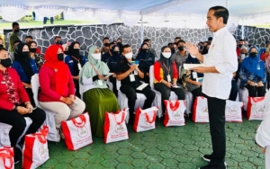 Presiden Jokowi Kedapatan Blusukan-Bagikan Bansos Pada Malam Hari