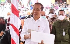 Siswa SMA di Buton Nangis Ketemu Presiden RI: HP ku Rusak Gara-gara Pak Jokowi
