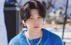 Terciduk Bareng Suga di Bandara, Ketampanan Staf HYBE Ini Sukses Alihkan Perhatian ARMY