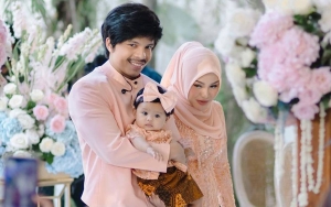 Santuy Banget, Tingkah Ameena Anak Atta Halilintar Tiduran di Lantai Saat Acara Tedhak Siten Disorot