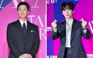 Sahabatan, Song Joong Ki Peluk Lee Junho 2PM di APAN Star Awards 2022
