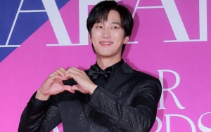 Terima Penghargaan, Pidato Ahn Bo Hyun di APAN Star Awards 2022 Buat Tersentuh