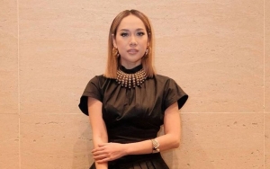 Loncat Cantik, BCL Santai Biarkan Rok Mini Ikut Tersapu Angin