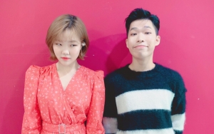 Cara Gandengan Relate Abis, AKMU Pamer Momen Sibling Goals Dalam 10 Potret Ini