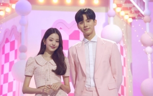 Bukti Idol & Aktor Beda, Lee Chae Min Peluk Jang Won Young IVE Kala Perform di 'Music Bank'