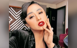 Ekspresi Bengong Saat Bacakan Penghargaan untuk Rizky Billar Viral, Dewi Persik Jelaskan Begini