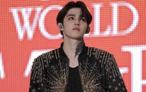 Begini Ekspresi S.Coups SEVENTEEN Kala Pergoki Fans Pakai Casing Ponsel Gambar Idol Lain