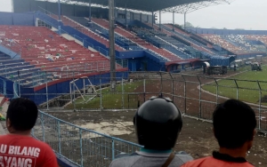 Polisi Rangkul Bonek dan Aremania, Gelar Doa Bersama untuk Korban Tragedi Kanjuruhan