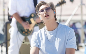 Lupakan Gaya Kece di Panggung, RM BTS Bikin Pangling Tampil Kasual Nikmati Waktu Senggang