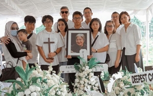 Tangis Gisella Anastasia Di Pusara Eks Mertua, Rangkulan Gading Marten Buat Pilu