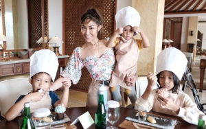 8 Potret Ayu Dewi Asuh Buah Hati, Lebih Pilih Anak Daripada Suami