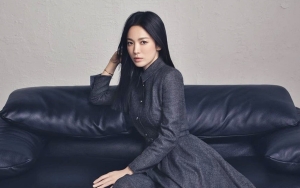 Foto Bareng Song Hye Kyo, Gestur Tangan CEO Ganteng Curi Perhatian