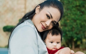 8 Potret Kedekatan Krisdayanti dan Baby Ameena, Gercep Ikut Rawat Saat Cucu Sakit