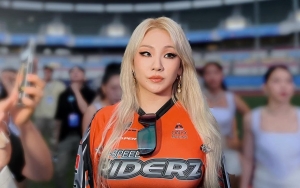 CL Eks 2NE1 Selfie Ceria Cuma Pakai Underwear Ditemani Bule Cowok