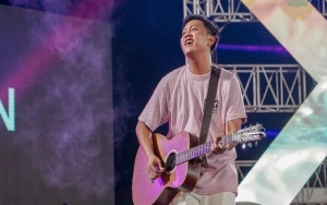 Demi Nonton Denny Caknan, Penggemar Rela Berdesakan Hingga Hujan-hujan