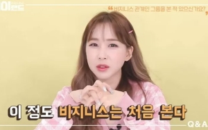 Way Crayon Pop Ekspos Girl Grup Pura-pura Dekat di Depan Kamera