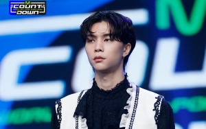 Potret Johnny NCT Suapi Cewek Es Krim Bikin Heboh Fans