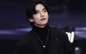Pakai Turtleneck, Penampilan Bak Vampir V Seperti di Film Bikin Fans Heboh di The Fact Music Awards