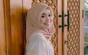 Video Diduga Lesti Kejora Sesenggukan di Pelukan Sang Ayah di Mekkah Beredar