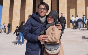 Bungkam Soal Isu KDRT, Kakak Lesti Kejora Bagikan Postingan Manis Saat Umrah