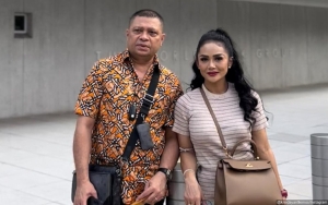 Senyuman 'Malu-malu' Krisdayanti Saat Ditatap Intens Raul Lemos Disorot