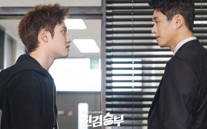 Kontras dari yang Ditayangkan, D.O. EXO Keasyikan Peluk Ha Joon Saat Syuting 'Bad Prosecutor'