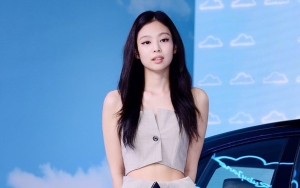 Jennie BLACKPINK Malu-Malu Ajari Petinggi Porsche Buat Pose Hati