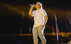 Hujan Tak Menghalangi Denny Caknan 'Ambyarkan' Penonton