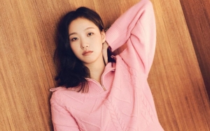 Kim Go Eun Bikin Khawatir Usai Posting Foto Berlutut Sambil Nangis