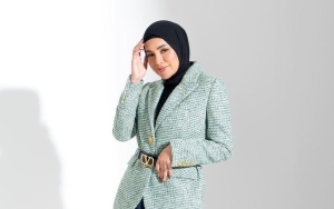 Olla Ramlan Bersimpuh Lemas Peluk Erat Batu Nisan Sang Ayah Seraya Curhat Pilu
