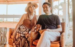 Momen Santai Ayu Dewi Main Kartu Sama Suami Bikin Sang Putri Tertawa Riang