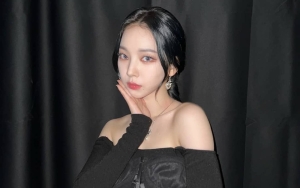 Karina aespa Taklukkan Jalanan New York dengan Gaun Punggung Bolong
