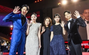 Gaya Cast '20th Century Girl' di Pemotretan Bisa Ditiru di Musim Hujan, Ada yang Hijab Friendly!