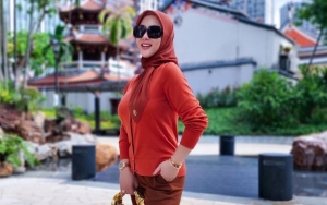 Syahrini Girang Mejeng Bawa Semangka Sambil Tenteng Tas Branded
