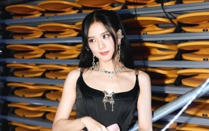 Isi Sama, Jisoo Iseng Coba Botol Minum Member BLACKPINK di Konser