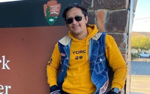 Andre Taulany Dijahili Pakai Outfit Nyentrik Saat di Disneyland