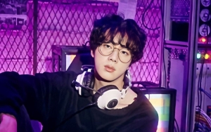Jin Rilis Foto Konsep Untuk 'The Astronaut', Latar Berbudget Rendah Tuai Kritikan Fans