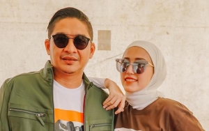 Menolak Tua, Fashion Airport Pasha Ungu Dan Istri Bak ABG Tuai Pujian