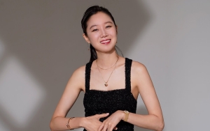 Cantik Banget! Gong Hyo Jin Ceria Kenakan Gaun Pengantin Didampingi Orangtua